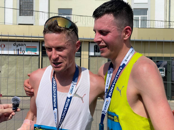 Іван Стребков (ліворуч) - переможець півмарафону зі своїм учнем