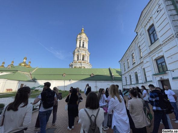 Гид проводит краткую инструкцию перед началом театрализованной экскурсии