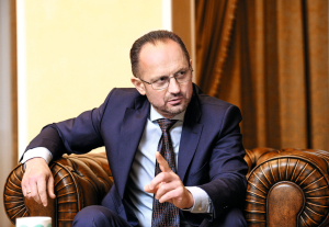 Роман БЕЗСМЕРТНИЙ, 59 років, політик і дипломат. Народився 5 листопада 1965-го в селі Мотижин Макарівського району Київської області. Батько працював землевпорядником, мати – медсестрою. Закінчив історичний факультет Київського педагогічного інституту – нині Український державний університет імені Михайла Драгоманова. Кандидат політичних наук. Працював учителем історії в райцентрі Бородянка на Київщині. Народний депутат чотирьох скликань. Один з авторів Конституції України 1996 року. Був представником президента Леоніда Кучми у Верховній Раді. Працював віцепрем’єром, заступником глави Адміністрації президента Віктора Ющенка. Був послом у Білорусі. Представляв Україну в політичній підгрупі на переговорах у Мінську. У січні 2019-го створив партію ”Рух +380”. Балотувався у президенти. Одружений із 53-річною Тетяною Мокріді. Від першого шлюбу має доньку Лілію, 35 років. Спільні діти – 12-річні Єлизавета й Анастасія. Слухає класичну музику, колекціонує вінілові платівки та раритетні книжки