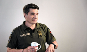 Віктор ТАРАН, 47 років, керівник Центру підготовки операторів безпілотних літальних апаратів. Народився 31 грудня 1977-го в Києві в родині письменників Тетяни Майданович і Віктора Терена (Тарана). 1999 року закінчив історичний факультет Національного університету імені Тараса Шевченка, 2004-го – Академію державного управління. З 1997 року працював консультантом фракції Народного руху України. Співзасновник і заступник голови громадської організації ”Молодий Народний рух”. Обирався депутатом Дарницької районної ради (Київ). 2005 року вступив у партію ”Батьківщина”, створив організацію ”Батьківщина молода”. 2010-го після обрання президентом Віктора Януковича залишив державну службу, заснував Центр політичних студій та аналітики ”Ейдос” і створив проєкт ”Вища політична школа – нові принципи лідерства”. Співзасновник руху ”Чесно”. Брав участь у Революції гідності. Член Наглядової ради Національної суспільної телерадіокомпанії України. З 2017-го до 2019-го очолював Громадську раду при Національному агентстві з питань запобігання корупції. З весни 2022 року – офіцер Збройних сил України, засновник і керівник Центру підготовки операторів БПЛА ”Крук”. Одружений. Дружина Дарія працює в Кембриджському університеті. Має доньок Софію і Алісу. Захоплюється шахами, футболом, дихальною йогою. Полюбляє читати фантастику, антиутопії та мемуари. Багато пише про історію та кібербезпеку