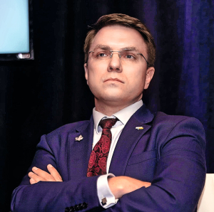 Артем БІДЕНКО, 44 роки, політик та експерт із маркетингових комунікацій. Народився 12 лютого 1981-го в Києві. Закінчив університет ”Києво-Могилянська академія” зі ступенем магістра політичних наук. Стажувався в Угорщині. Входив до Ради з реклами при Кабінеті міністрів України та Київській міській державній адміністрації. Очолював управління з питань реклами КМДА. Був керівником компанії SA Political Communications, яка надавала послуги у сфері консалтингу та медіапланування. Співзасновник кількох рекламних агентств. З 2015 року – заступник міністра інформаційної політики. Працював державним секретарем у Міністерствах культури та інформаційної політики. 2022-го очолив громадську організацію ”Інститут інформаційної безпеки”. Із січня 2025 року – керівник Української асоціації видавців і книгорозповсюджувачів. Одружений, виховує трьох синів