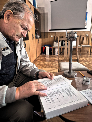 На столі академіка, почесного директора Інституту металофізики Ореста Івасишина стоїть булава з українського титану