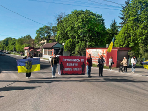 Активісти Гайсинської громади вшановують пам’ять полеглих воїнів під час загальнонаціональної хвилини мовчання