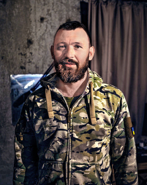 Олександр ”ФЛАЙ” ВОВЧЕНКО 35 років, військовий Народився 15 квітня 1990-го в селі Плисків Погребищенського району на Вінниччині. Батько працював на залізниці, був ліквідатором наслідків аварії на Чорнобильській атомній електростанції. Нині – пенсіонер, голова місцевої спілки чорнобильців. Мати працює на залізниці. Закінчив факультет геоінформаційних систем та управління територіями Київського національного університету будівництва та архітектури. Працював за фахом – керівником відділу, провідним інженером. 2017 року отримав сертифікат інженера-геодезиста. На війні – з 4 березня 2022-го. Сержант, командир відділення батареї управління та артилерійської розвідки 59 окремої штурмової бригади у складі Сил безпілотних систем. У шлюбі. Дружина – інженер-проєктувальник. Захоплюється полюванням, стендовою стрільбою. Мрія – відвідати автотуром головні європейські столиці. Велике враження справила книжка ”Аеропорт” Сергія Лойка. З 2015 року живе у Ворзелі на Київщині