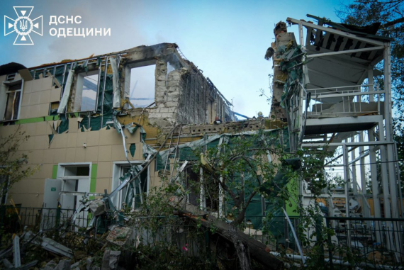 Показали наслідки атаки РФ на Одесу: виникли пожежі