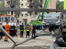 Удар по Киеву 17 июня - один из самых страшных. Сейчас пытаются извлечь людей из-под завалов жилого дома. Россияне разрушили целый подъезд. В общей сложности повреждены дома в восьми районах Киева