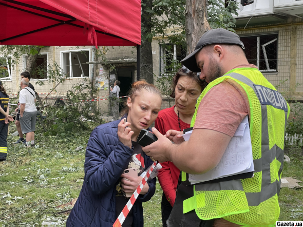Правоохоронці розшукували родичів загиблих. На фото жінка, батько якої опинився під завалами