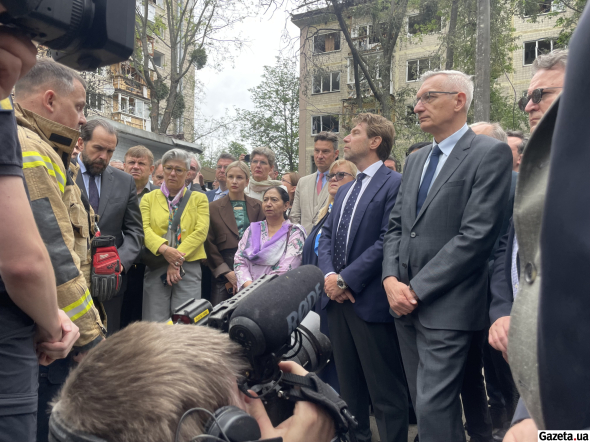 Група іноземних дипломатів, зокрема посли США, Японії, країн ЄС та Латинської Америки, приїхали до зруйнованого будинку в Києві