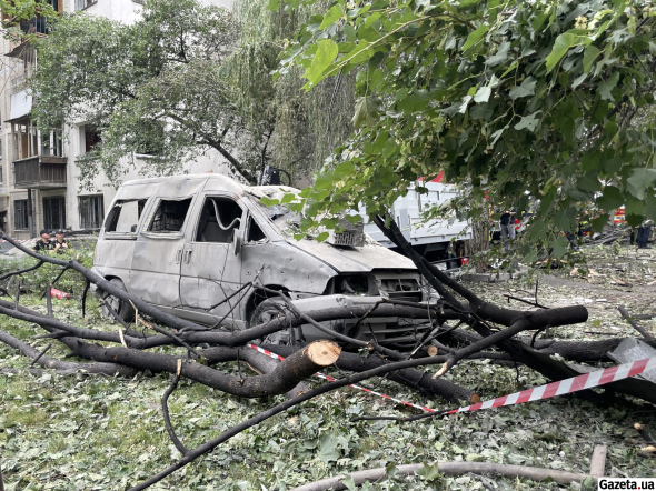 Пожежа після вибуху знищила кілька авто біля входу до будинку