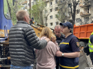 Подружжя, яке чекало сина під завалами. Вони майже весь день залишались поруч із зоною рятувальних робіт