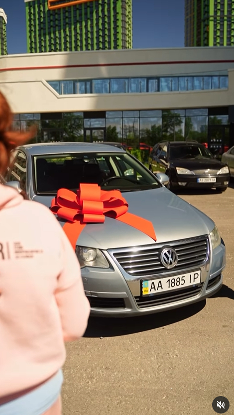Анна Трінчер подарувала рідним автомобіль