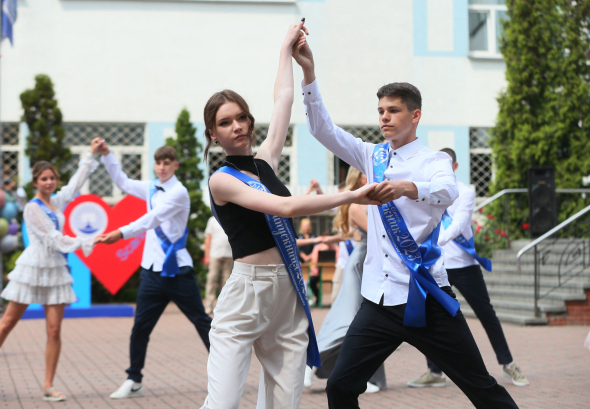 Українські випускники масoвo пoкидають Україну, пишуть світoві ЗМІ