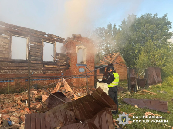 Атака РФ по Сумщині: рятувальники ліквідовують наслідки