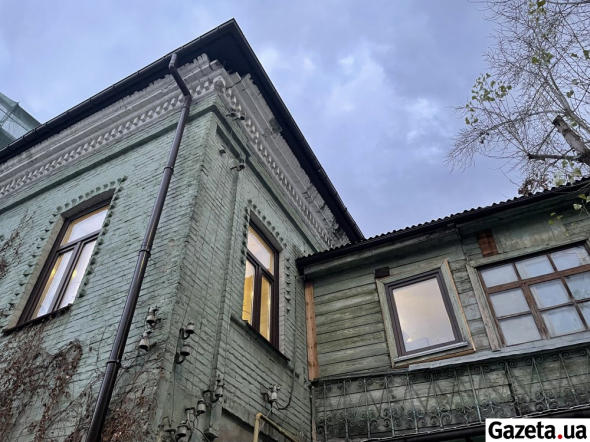 Будинок звели 1760 року. Садиба належала дворянину Леонтію Вишневському. Після його смерті її купила родина відомих кондитерів Нечаєвих, сьоме покоління якої тут проживає до цього часу