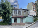 Найстаріший житловий будинок Києва, збудований у 1797 році. Зараз оточений новими будівлями та посольством
