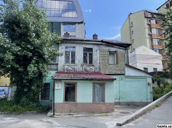 Найстаріший житловий будинок Києва, збудований у 1797 році. Зараз оточений новими будівлями та посольством