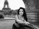 Анна Трінчер влаштувала яскраву фотосесію у Парижі