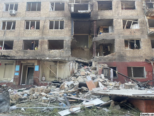 Будинок на проспекті Відрадному, у який влучив дрон-камікадзе. Частина квартир зруйнована