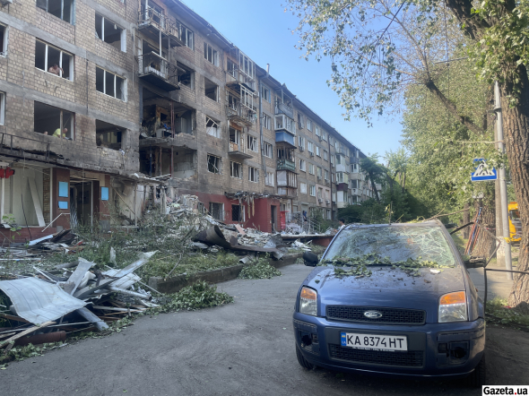 Після влучання дрона по будинку на Відрадному, на подвір’я впала частина ракети, яка не здетонувала. Мешканців евакуювали через загрозу вибуху