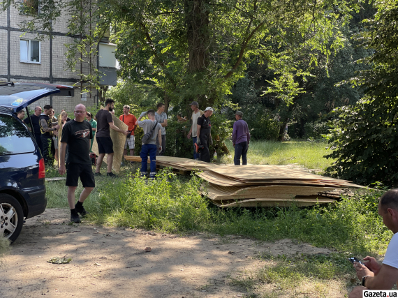 У ніч на 4 липня уламки ракети влучили на територію школи № 22 на проспекті Відрадному. Знищено трансформаторну будку, пошкоджено фасад, вибито десятки вікон