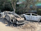 На шкільному подвір’ї вигоріло щонайменше десять автомобілів