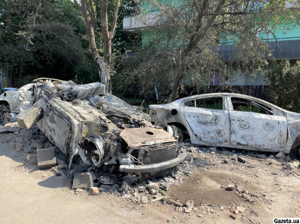 На шкільному подвір’ї вигоріло щонайменше десять автомобілів