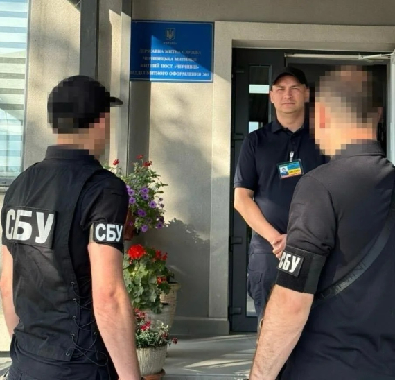 СБУ проводить масштабні обшуки на митницях трьох областей - джерела