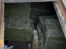 Під час обшуків у цьому приміщенні співробітники СБУ та ДБР виявили та вилучили значну кількість боєприпасів