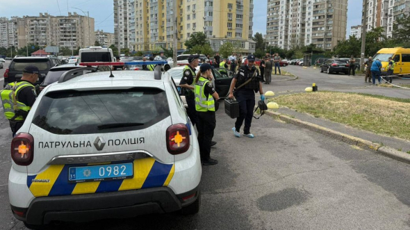 Полиция и криминалисты работают на месте убийства Ивана Вороныча в Голосеевском районе Киева