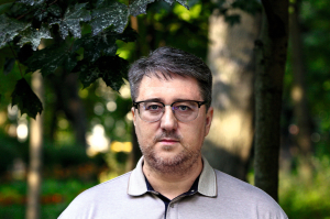 Юрій ГАВРИЛЕЧКО, 49 років, економічний експерт, кандидат наук з державного управління. Народився 29 лютого 1976-го в Києві. Закінчив Національний університет ”Києво-Могилянська академія” – бакалавр біології, магістр соціології, а також Національний технічний університет України ”Київський політехнічний інститут” – інженер-технолог хімічних виробництв. Згодом закінчив аспірантуру Київського національного торговельно-економічного університету та аспірантуру Міжрегіональної Академії управління персоналом. Захистив кандидатську з державного управління. Автор книжки ”Дослідження громадської думки як компонент лобістської кампанії”. Має понад 500 публікацій із соціальної та міграційної політики, соціального страхування, макроекономіки. Засновник громадської організації ”Інститут економічного націоналізму”. Одружений, виховує сина. Хобі – розводить фіалки. Живе в Києві