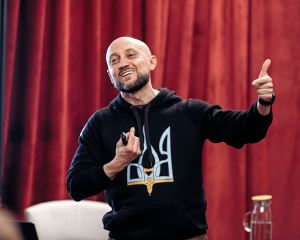 Андрій ЗЕЛІНСЬКИЙ, 45 років, священник, викладач, письменник. Народився 2 вересня 1979-го у Львові в сім’ї робітників. Філософську освіту здобув y коледжі Святого Василія в Стемфорді, Сполучені Штати Америки. Богословську – в Папському Григоріанському університеті в Римі, Італія. Політологічну – в Національному університеті ”Києво-Могилянська академія”. Тема дисертаційного дослідження – ”Ідеологія національної безпеки”. Член чернечого згромадження ”Товариство Ісуса”. У червні 2014-го став першим військовим капеланом при штабі Антитерористичної операції. Працював під Слов’янськом, у Пісках, Дебальцевому, на Авдіївській промзоні в Широкіному. З 2017-го по 2018-й – капелан 36 окремої бригади морської піхоти. Співавтор законопроєкту ”Про Службу військового капеланства”, автор посібника для морської піхоти ”Вести! Боротися! Перемагати!” Голова наглядової ради Українського ветеранського фонду, викладач Українського католицького університету та Київської Трисвятительської духовної семінарії Української греко-католицької церкви. Співзасновник ”Української академії лідерства”. Автор книжок ”Соняхи. Духовність під час війни”, ”На ріках Вавилонських. Кілька думок про повернення”, ”Моя мандрівка у Країну морпіхів. Із щоденника капелана”, ”Бог приходить увечері”, ”Молитви на час війни”, ”Семенові зорі”, ”Анатомія воїна”, ”Мапа”, ”Турбота про дух”. Володіє англійською, італійською, польською, французькою, німецькою, іспанською, старослов’янською, давньогрецькою та латинською мовами. Улюблені книжки – ”Маленький принц” Антуана де Сент-Екзюпері, ”Роздуми на самоті” Томаса Мертона, ”Вогняні брами” Стівена Пресфілда. Живе в Києві