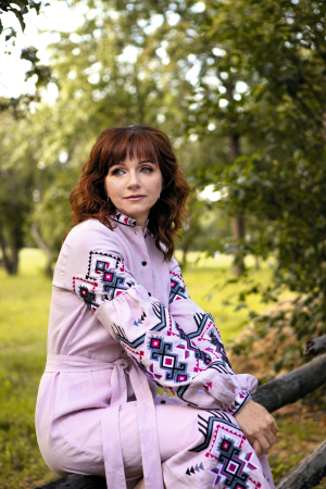 Ірина ГОВОРУХА, 47 років, письменниця. Народилася в лютому 1978-го в селі Старе Бориспільського району на Київщині. Батько – інженер-­теплотехнік, мати – вчителька.  ­Закінчила Переяслав-Хмельницький державний педагогічний університет імені Григорія Сковороди – нині Університет Григорія Сковороди в Переяславі – за спеціальністю ”Дошкільне та музичне виховання”, а також курси теле- та радіоведучих Astra Sapiens. Працювала в Академії приватного життя, в агенціях домашнього персоналу. Авторка книжок ”Плахта”, ”Код нації”, ”Велетень з блакитними очима”, ”Гойдаша”. Радіоведуча – авторська програма ”Код нації” на ”Жидачів FM”. Авторка рубрики про митців в журналі Huxley. У шлюбі. Чоловік Андрій – літературний агент. Виховують доньку, 7-річну Антоніну. Захоплюється плетінням і кулінарією. Живе в Броварах