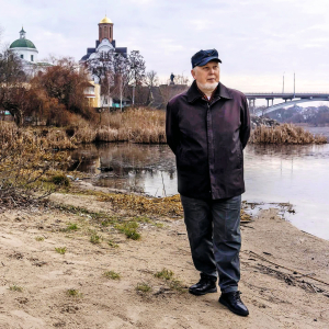 Віталій ДРІБНИЦЯ, 60 років, відеоблогер, учитель історії. Народився 28 червня 1965-го у Кривому Розі. Батько Олександр Дрібниця – кандидат технічних наук. Мати Алла Дрібниця – завідувачка лабораторії ­воєнізованої гірничорятувальної частини. 1982 року із золотою медаллю закінчив школу №8. Перебував у лавах радянської армії в Чехословаччині. З червоним дипломом закінчив Київський державний педагогічний інститут – нині Український державний університет імені Михайла Драгоманова – за спеціальністю ”Історик, методист виховної роботи”. Працював учителем історії в селищі Ставище та в Білій Церкві на Київщині. Від здобуття Україною незалежності надрукував кілька сотень власних підручників з історії без узгодження з Міністерством освіти, чого тоді й не вимагали. Уперше гриф ”Допущено Міністерством освіти України” отримав 1998 року на підручник із всесвітньої історії для восьмого класу, який написав у співавторстві з викладачкою свого вузу, кандидаткою історичних наук Валентиною Крижанівською. Викладав суспільні дисципліни в Білоцерківському фаховому гуманітарно-педагогічному коледжі. Відмінник освіти України. Історик-методист. 2021-го за станом здоров’я припинив педагогічну діяльність. Того ж року розпочав блогерську. Автор ютуб-каналу Vox Veritatis – ”Голос правди”. Має 504 тисячі підписників і більш як 200 мільйонів переглядів. У рейтингу блогерів України 2024 року за версією журналу ”Фокус” посів перше місце в категорії ”Історія”. Віталію Дрібниці присвячено статтю від 17 квітня в The New York Times. Живе в Білій Церкві