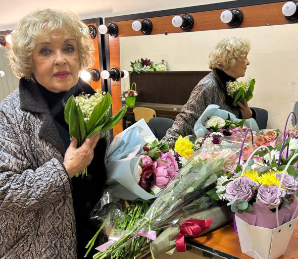 Ада Роговцева після вистави притискає до себе букет конвалій