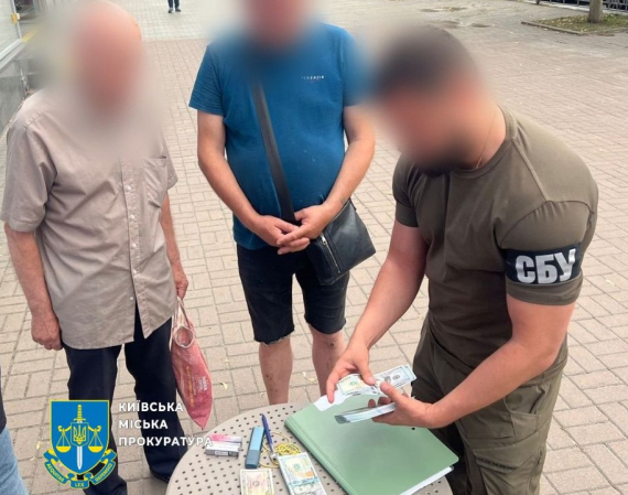 Задержали чиновницу КГГА и директора рынка на взятке