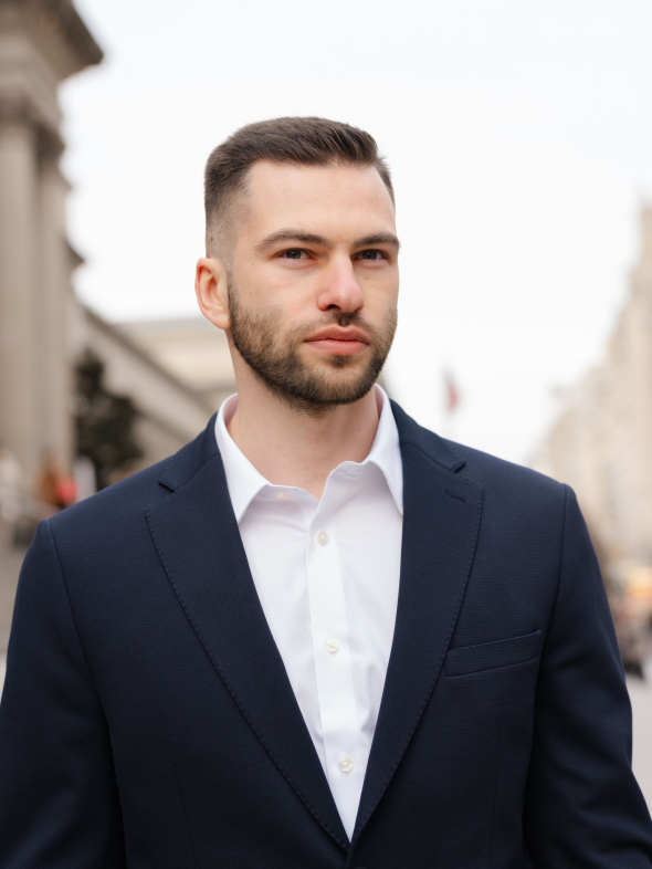 Олексій Бірчак - експерт із продажу та розвитку бізнесу. Автор книги Negotiation Advantage та наукових статей з B2B-продажів, опублікованих у виданнях The American Journal of Management and Economics, Innovations та "Інтернаука"