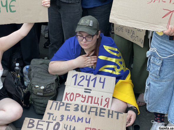 Марина, дружина військового, планує щодня виходити на мітинги, доки закон не скасують