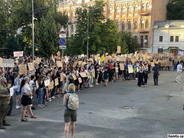 О 20:00 перед театром Франка почалася акція протесту
