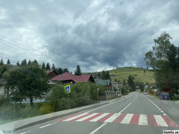 Більшість місцевих працює на будівництвах або в котеджах, частина здає житло туристам.