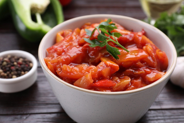 Лечо на зиму без сахара подойдет тем, кто хочет сохранить настоящий вкус лета без чрезмерной сладости