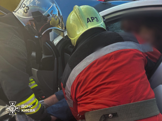 В Деснянском районе Киева в результате столкновения легкового автомобиля Hyundai с маршрутным такси "Богдан" пострадала водитель легковушки