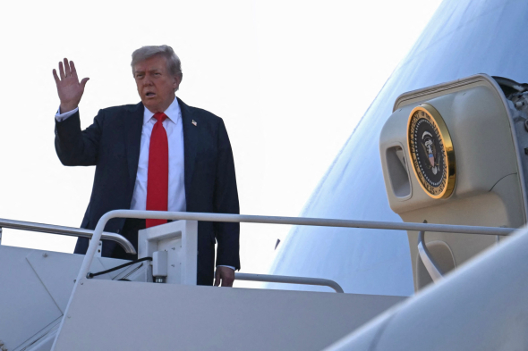 Дональд Трамп приветствует журналистов перед вылетом президентского самолета на Аляску
