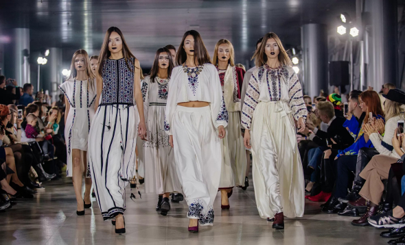 Бренды, такие как Lviv Fashion Week, демонстрируют коллекции, где элементы военной одежды совмещаются с традиционными украинскими орнаментами