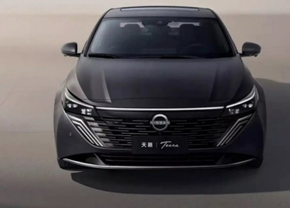 Як виглядає Nissan Teana Plus 