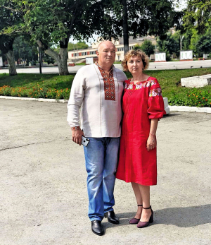 Алла КОТЕНКО, 55 років, дружина полеглого Героя України. Народилася 10 березня 1970-го в Гайсині на Вінниччині. Батько працював водієм. Мати – швачка. Закінчила школу №6 міста Гайсина. Вступила до Одеського технологічного інституту харчової промисловості. На третьому курсі взяла академічну відпустку. 25 лютого 1989-го вийшла заміж за Сергія Котенка – курсанта Кам’янець-Подільського вищого командного училища. 28 років працювала в Гайсинській міській лікарні реєстратором. Має синів – 35-річного Ростислава й Тараса, 34 роки, та трьох онуків – 12-річну Анну, 7-річного Тимура й Сергія, 6 років. Дружина полеглого Героя України, полковника Сергія Котенка. Загинув 54-річним 9 березня 2022-го в селі Кам’янське Василівського району Запорізької області від вибуху керованої ракети. Був командиром 9 батальйону ”Вінницькі скіфи” 59 окремої мотопіхотної бригади імені Якова Гандзюка. За два дні до того поліг рідний брат Героя Олександр Котенко