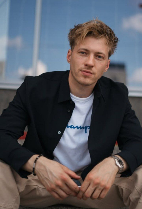 Міський мінімалізм у світлих тонах, легко адаптований до будь-якого дня - від кави до зустрічі