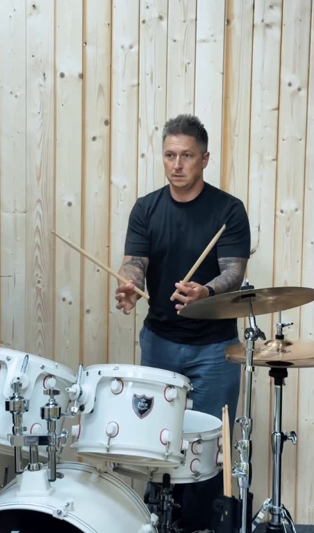 Базовий, але виразний лук, що підходить для щоденного носіння і не потребує зайвих деталей