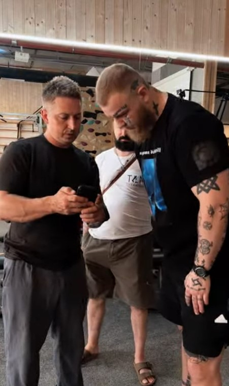 Базовий, але виразний лук, що підходить для щоденного носіння і не потребує зайвих деталей