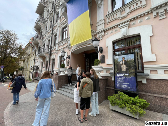 На вході всіх зустрічає працівник і вітає з Днем Незалежності