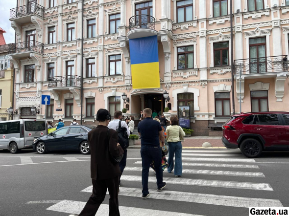 На вході всіх зустрічає працівник і вітає з Днем Незалежності